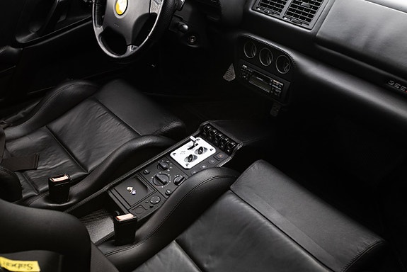 Ferrari 355 16 of 30
