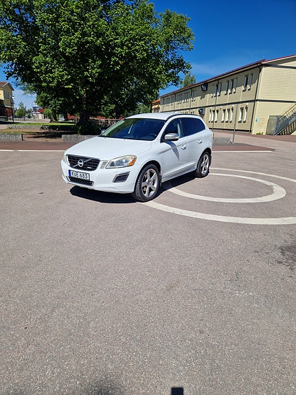 Volvo XC60 2 of 5