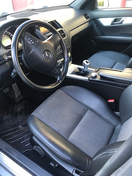 Mercedes-Benz C180 3 of 4