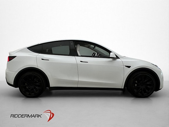Tesla Model Y 10 of 30
