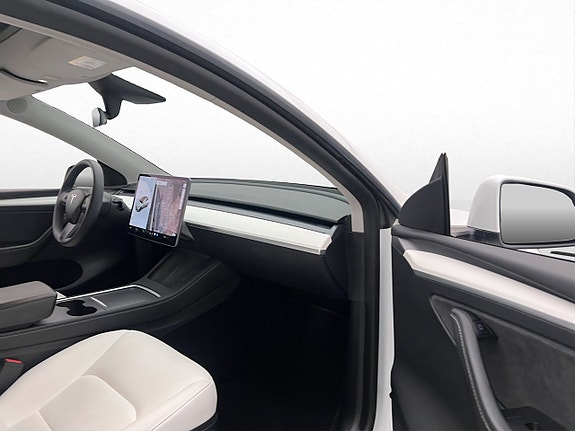 Tesla Model Y 16 of 30