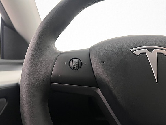 Tesla Model Y 28 of 30