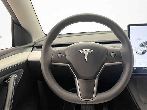 Tesla Model Y 14 of 30