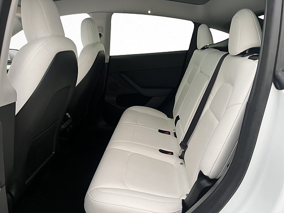 Tesla Model Y 17 of 30