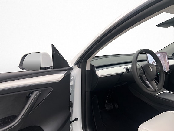 Tesla Model Y 11 of 30