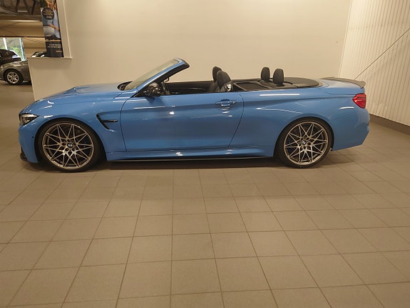 BMW M4 3 of 5