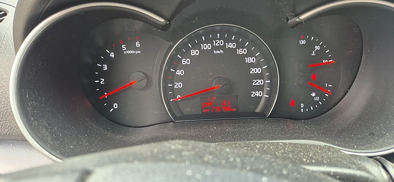 Kia Sorento 3 of 5