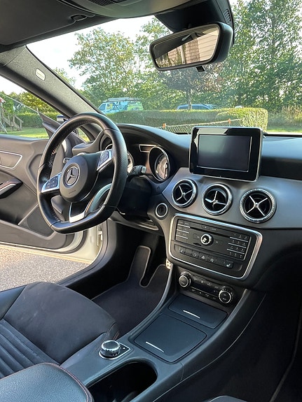 Mercedes-Benz CLA250 11 of 23