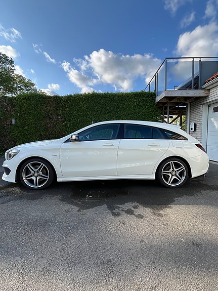 Mercedes-Benz CLA250 4 of 5