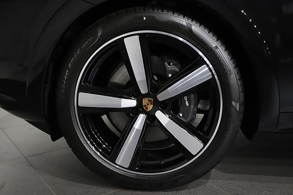Porsche Cayenne 10 of 23