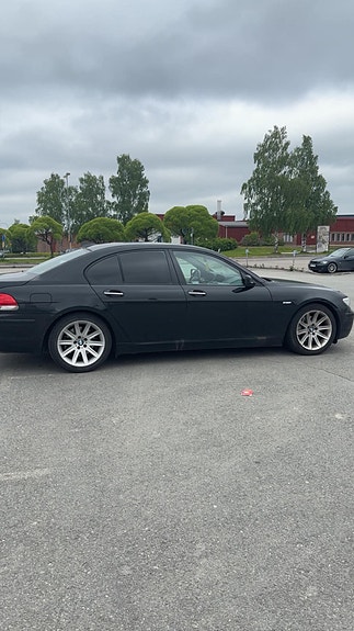 BMW 750i 4 of 5