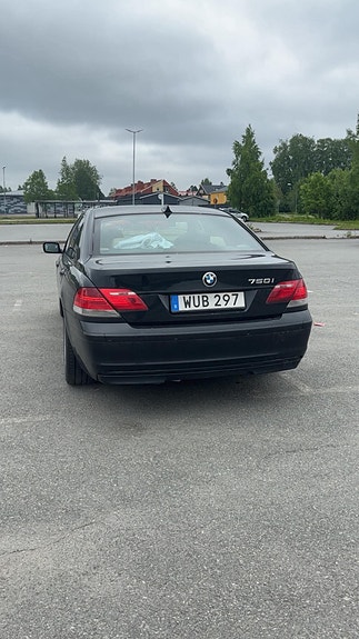 BMW 750i 3 of 5