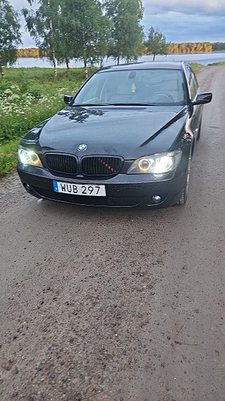 BMW 750i 2 of 5