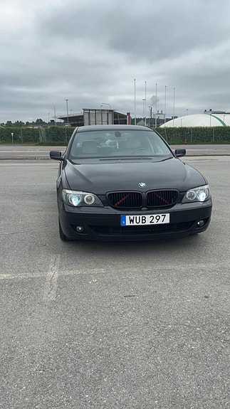 BMW 750i 5 of 5