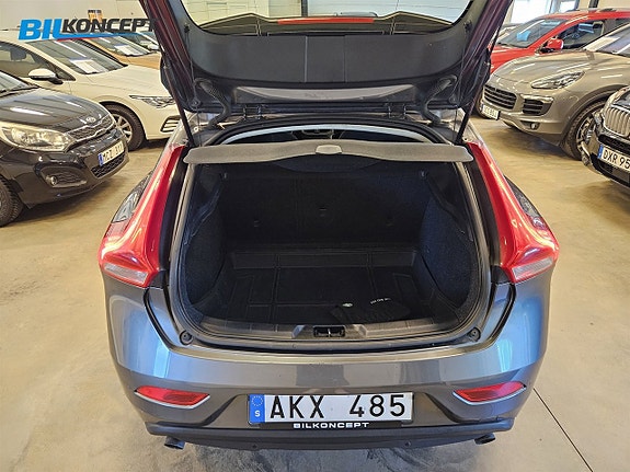Volvo V40 8 of 18