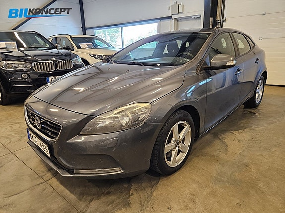 Volvo V40 2 of 18