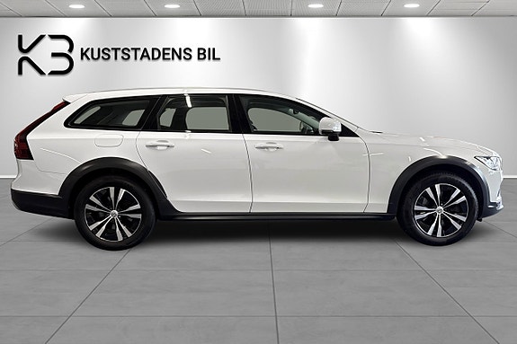 Volvo V90 Cross Country 2 of 5