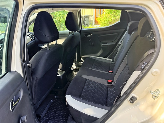 Nissan Micra 10 of 17