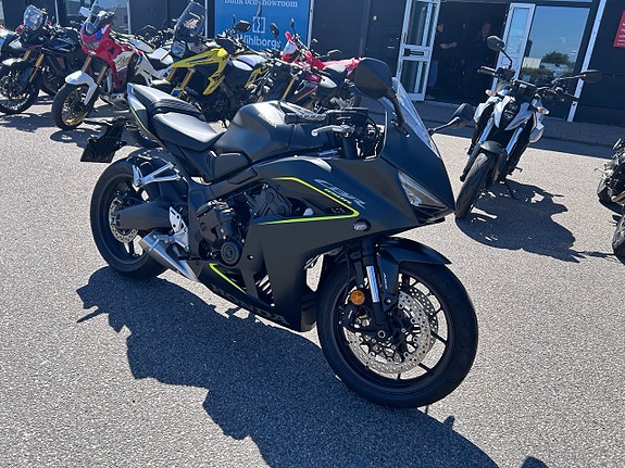 Honda CBR650R E-Clutch ( 76km ) 2 of 6