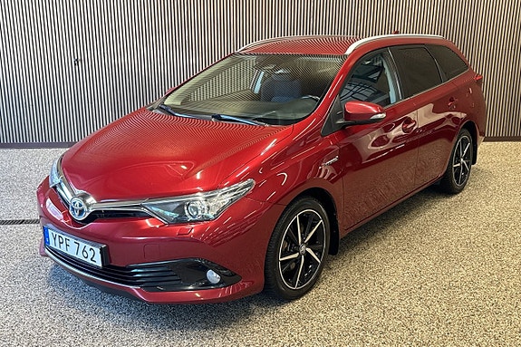 Toyota Auris 2 of 9