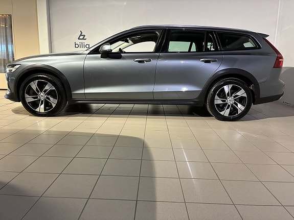 Volvo V60 Cross Country 3 of 5