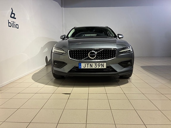 Volvo V60 Cross Country 2 of 5