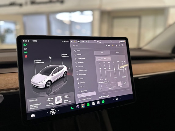 Tesla Model Y 17 of 21