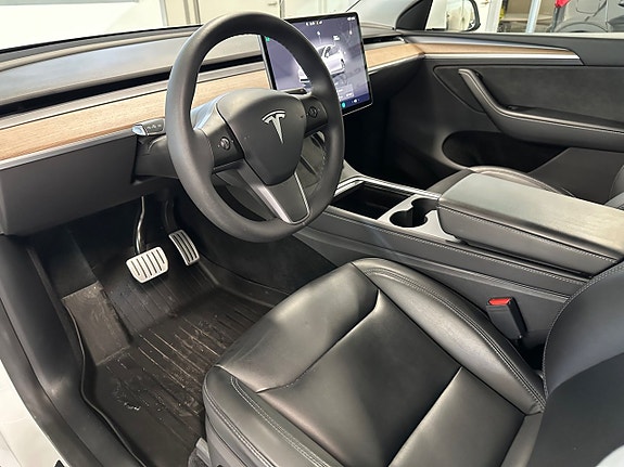 Tesla Model Y 10 of 21