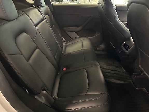 Tesla Model Y 7 of 21