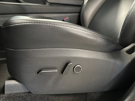 Tesla Model Y 12 of 21