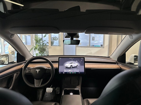 Tesla Model Y 8 of 21