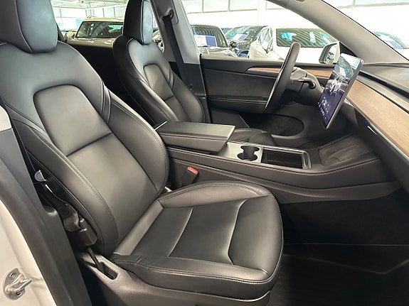Tesla Model Y 9 of 21