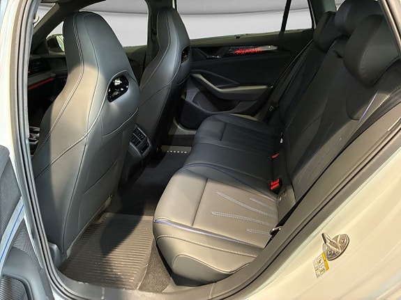Volkswagen Passat 11 of 14