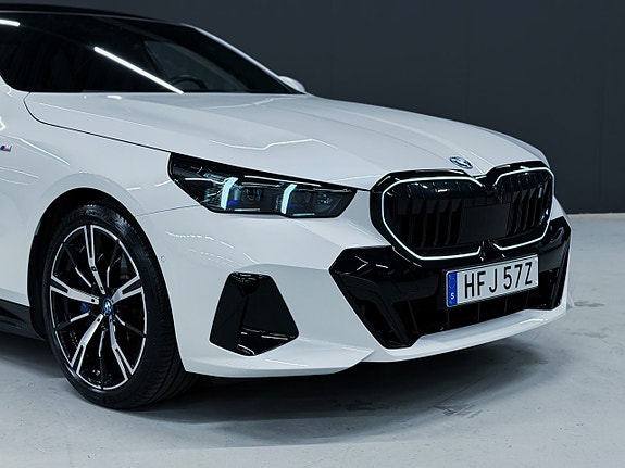 BMW i5 4 of 5