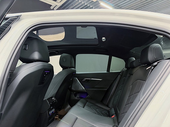 BMW i5 12 of 23