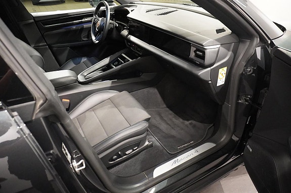 Porsche Macan 4 15 of 20