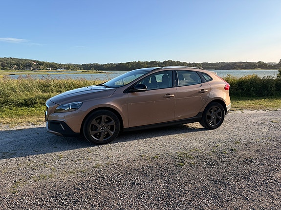 Volvo V40 Cross Country 2 of 5