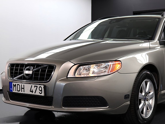 Volvo V70 3 of 5