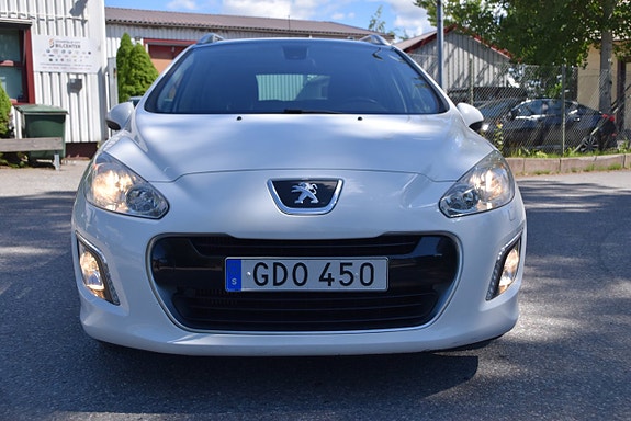 Peugeot 308 SW 2 of 5