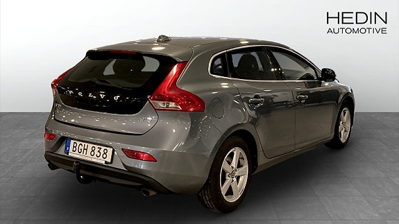 Volvo V40 2 of 9