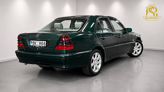 Mercedes-Benz C200 4 of 5