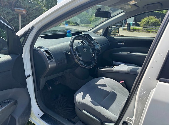 Toyota Prius 5 of 5