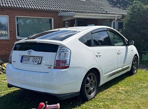 Toyota Prius 4 of 5
