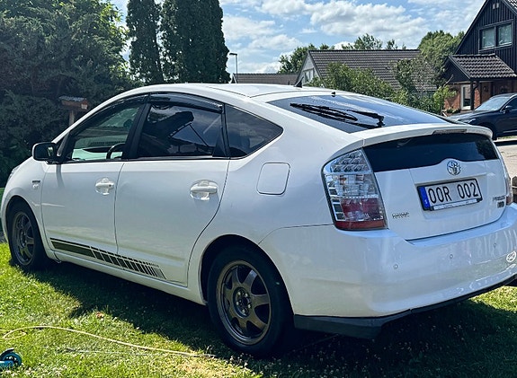 Toyota Prius 2 of 5