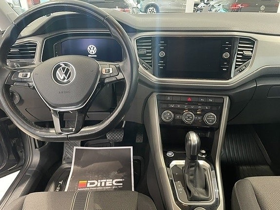 Volkswagen T-Roc 7 of 9