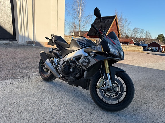 Aprilia Tuono V4 R 3 of 5