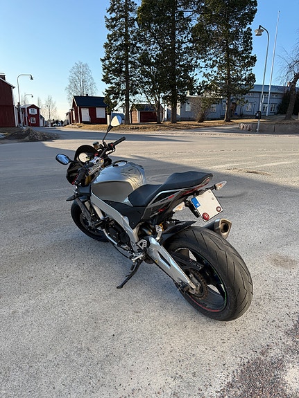 Aprilia Tuono V4 R 2 of 5
