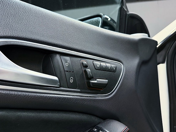 Mercedes-Benz CLA45 12 of 18