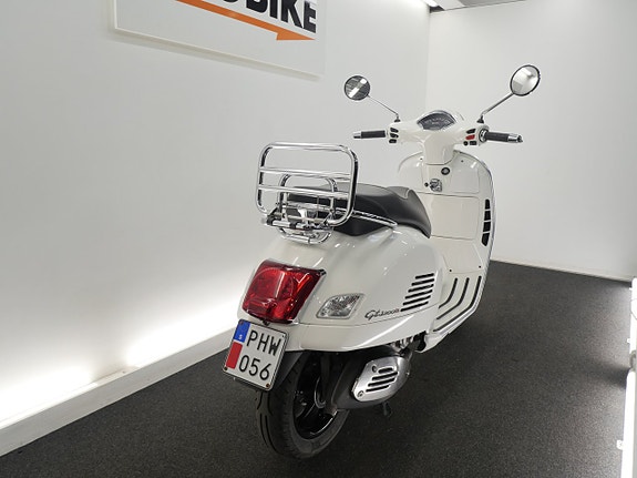 Vespa 300 GTS 2 of 3
