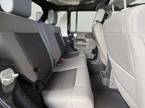 Jeep Wrangler Unlimited 14 of 16